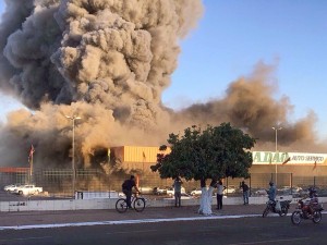 Mercado atacadista pega fogo em Rondonópolis